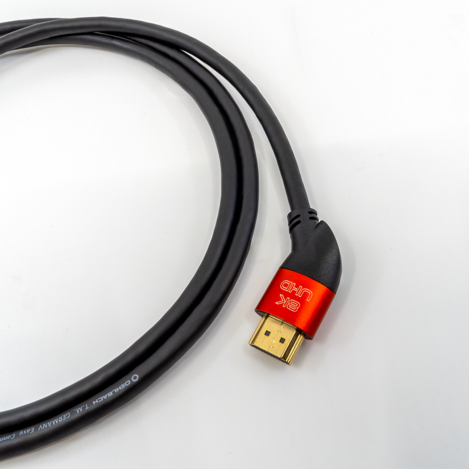 HDMI-Kabel mit Aufschrift Ultra High Speed Oehlbach auf schwarzem Hintergrund Kabel diagonal von unten links nach oben rechts