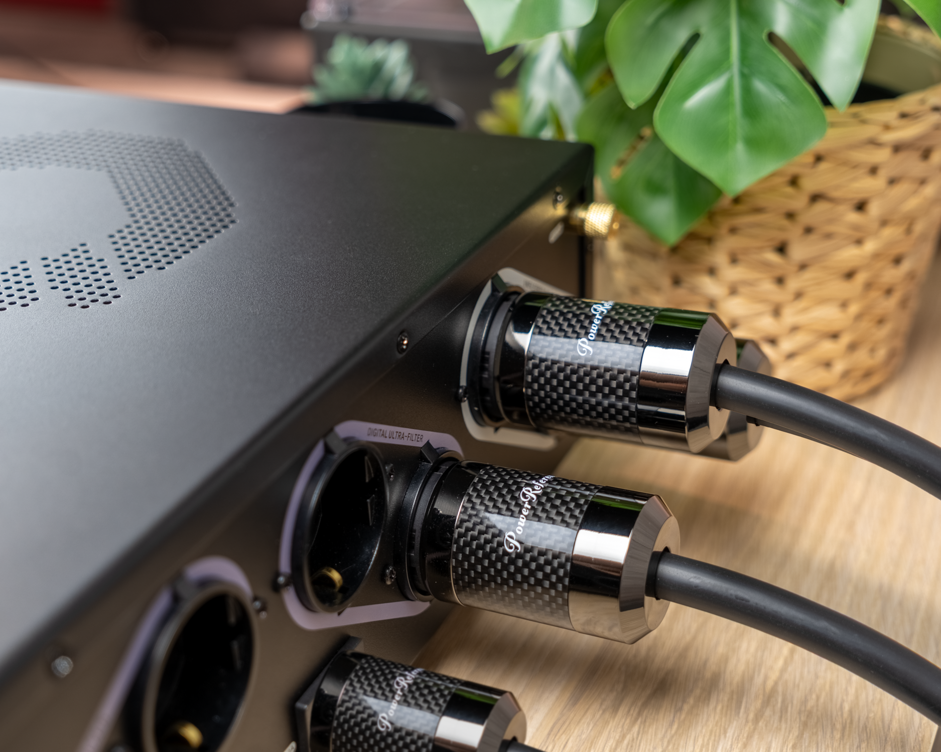 Rückseite Oehlbach-Gerät mit drei angeschlossenen Power Reference Netzkabeln auf Holztisch