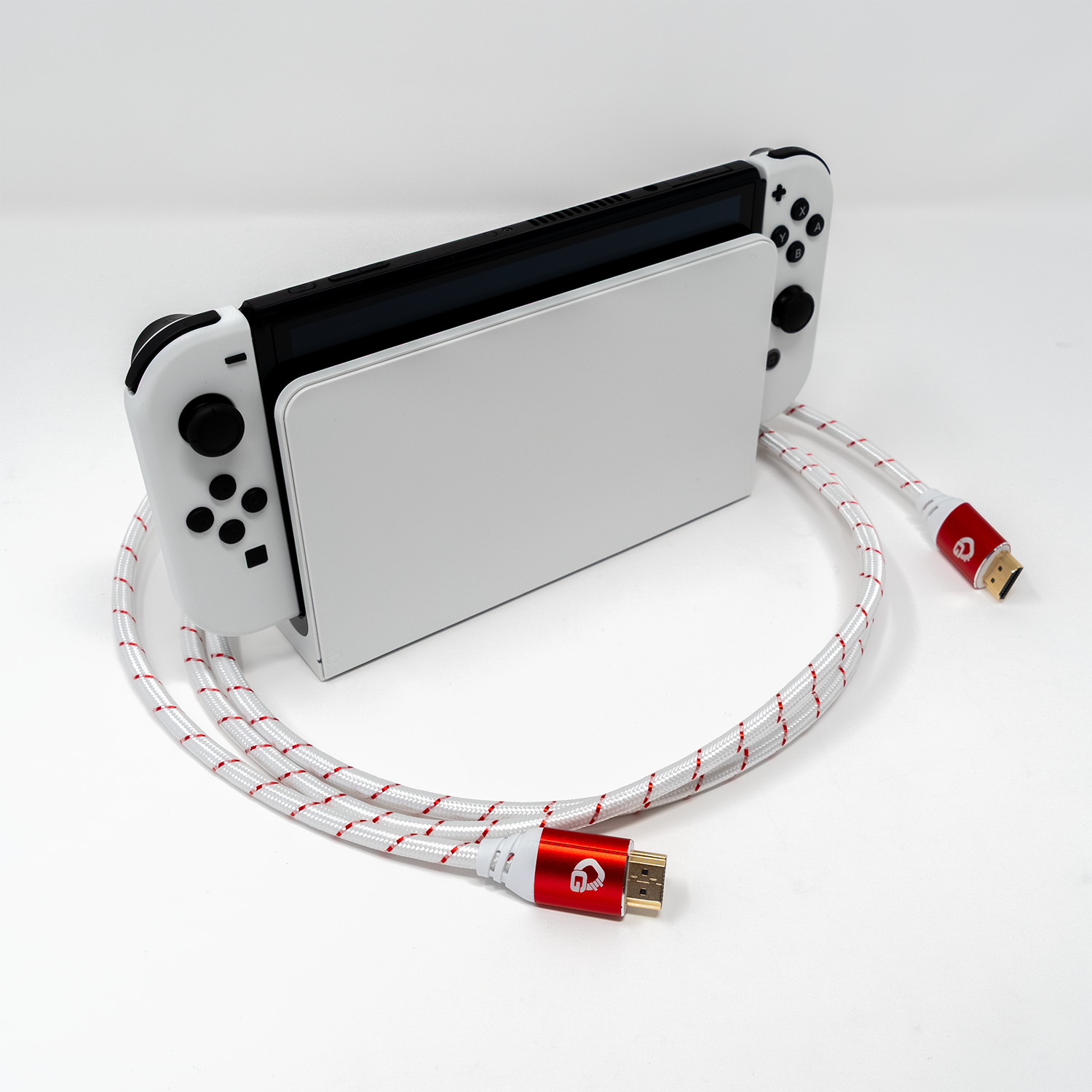 Schwarzes HDMI-Kabel mit goldenen Steckern und Aufschrift Ultra High Speed HDMI Kabel diagonale Ansicht auf weißem Hintergrund