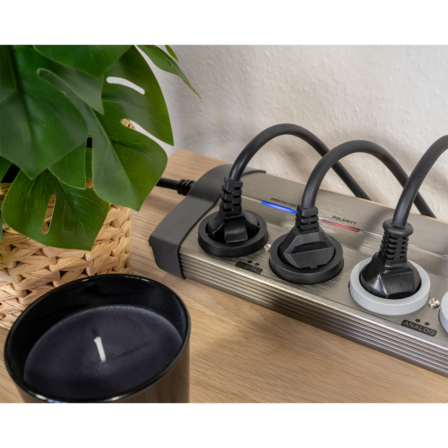 Hochwertige HiFi-Netzleiste mit Filterung Oehlbach Powersocket 907 schwarz mit sechs Steckplätzen und Schalter links