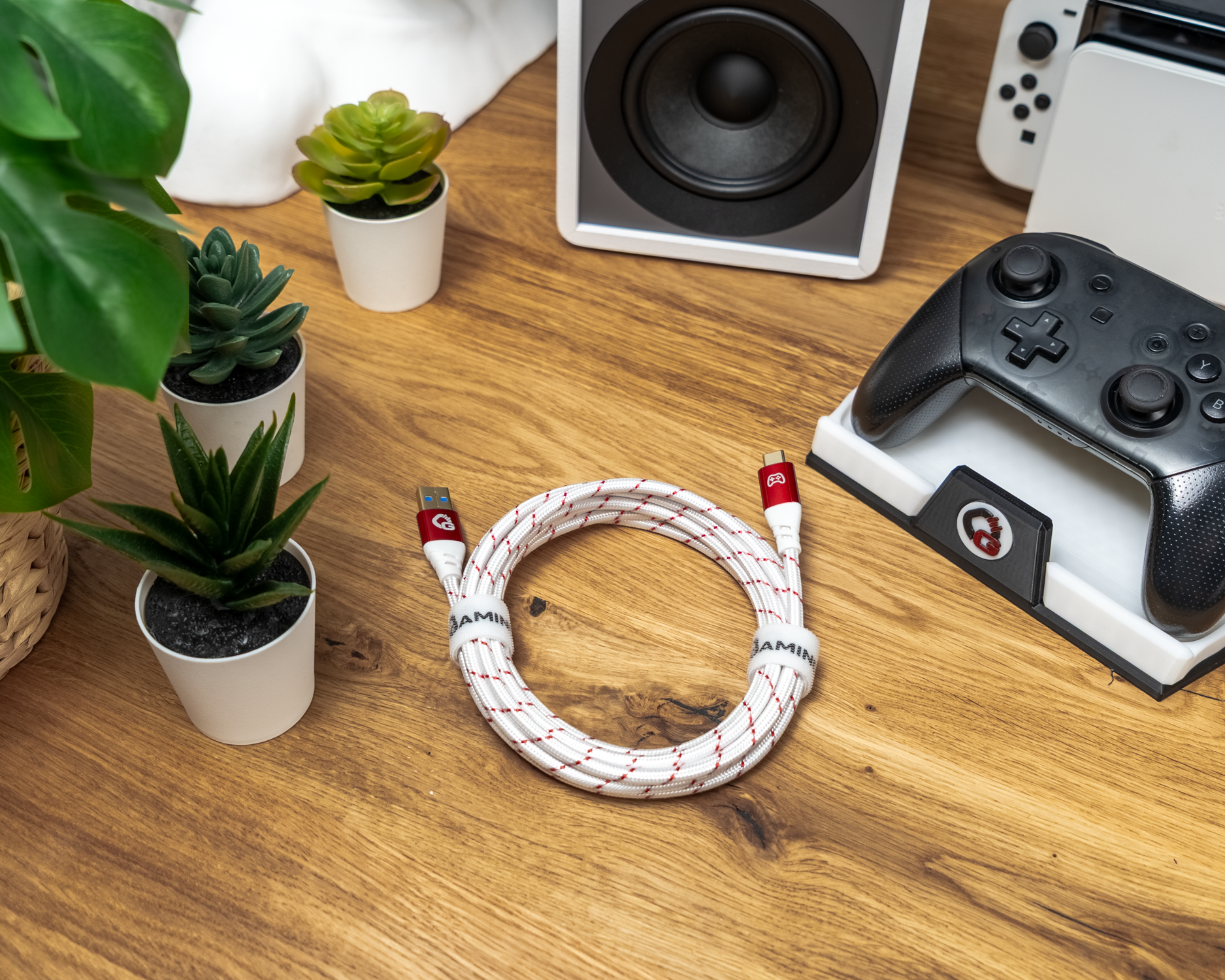 Aufgerolltes rot-weißes Kabel mit Gaming-Aufdruck auf Holztisch