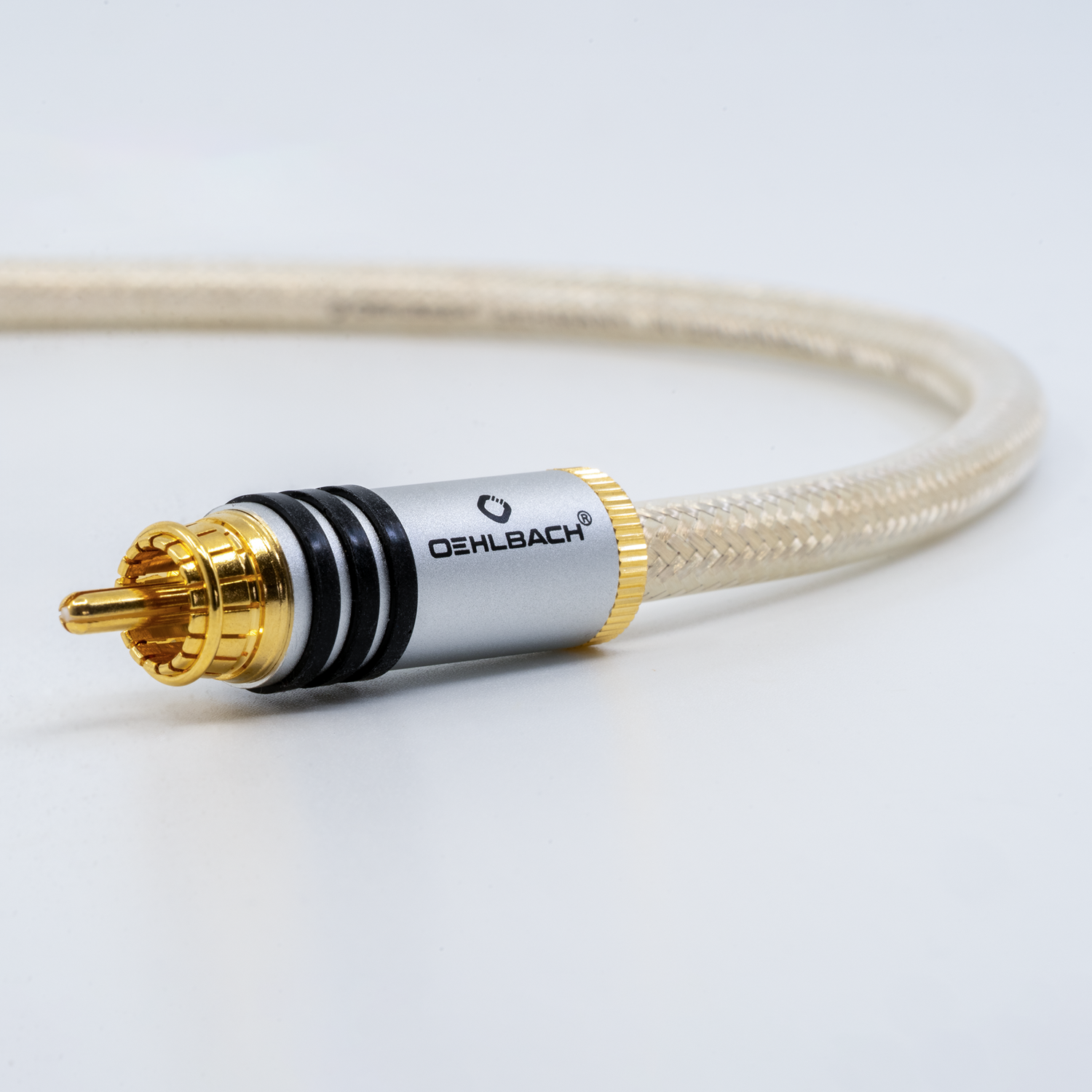 SilverShield Flex Digitales Audio-Cinchkabel Digitales Audio-Cinchkabel Oehlbach Silvershield Flex auf weißem Hintergrund mit goldenen Steckern und schwarzem Kabelmantel