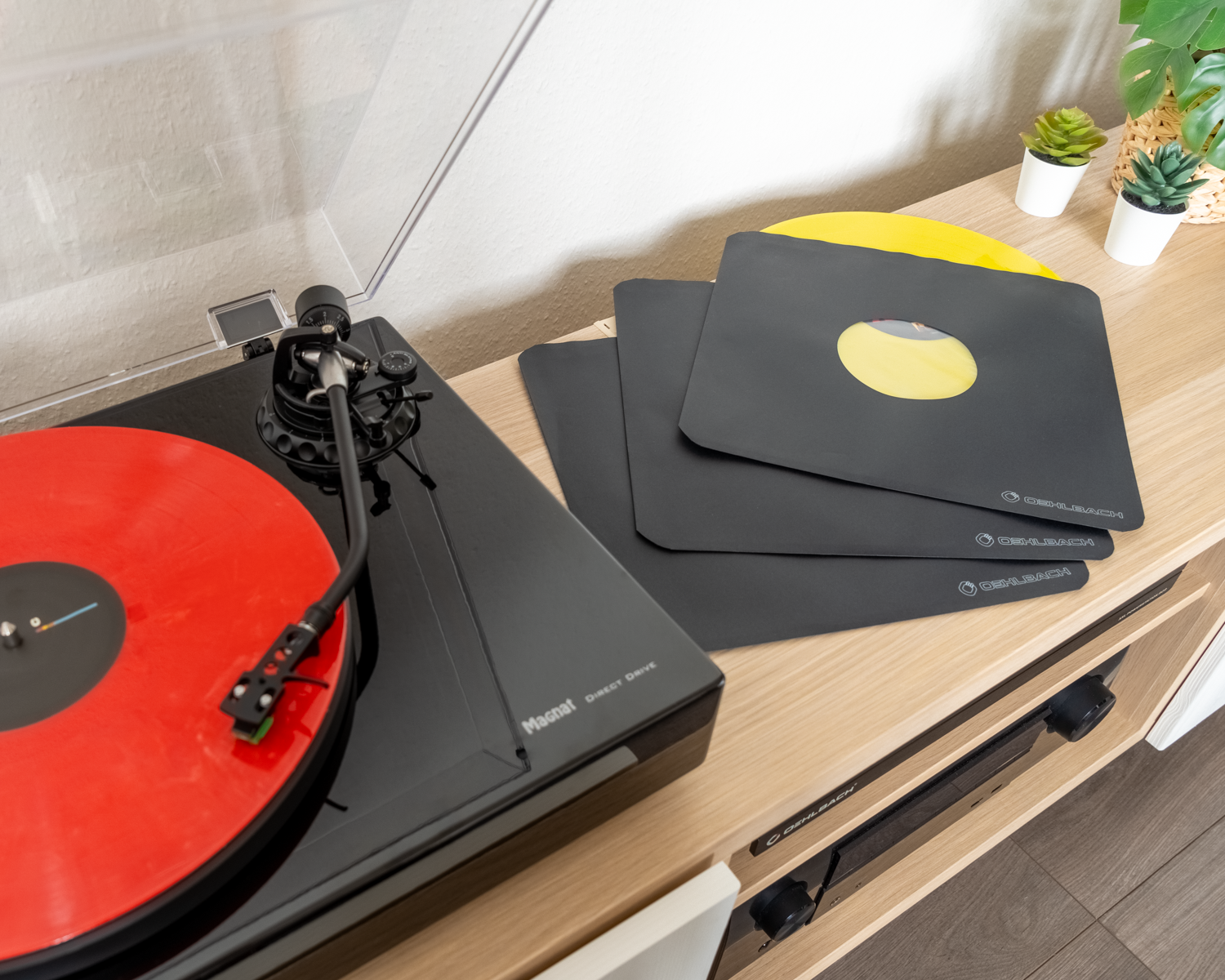Schwarze Schallplatten Innenhüllen mit Oehlbach-Logo und Aufschrift Vinyl Protect auf weißem Hintergrund.