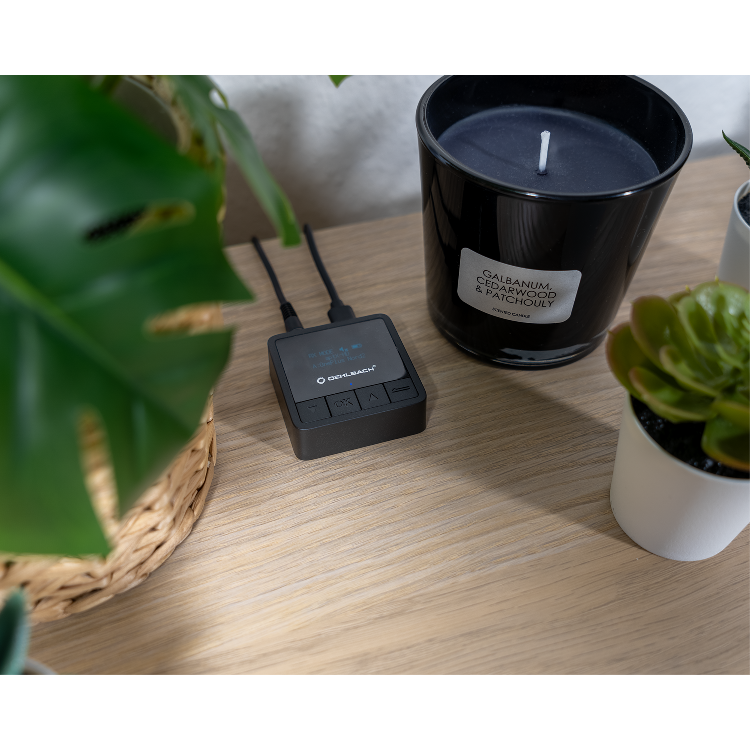 Oehlbach Bluetooth Transmitter Receiver schwarz mit LED-Anzeige USB-Anschluss und zwei Tasten auf Vorderseite