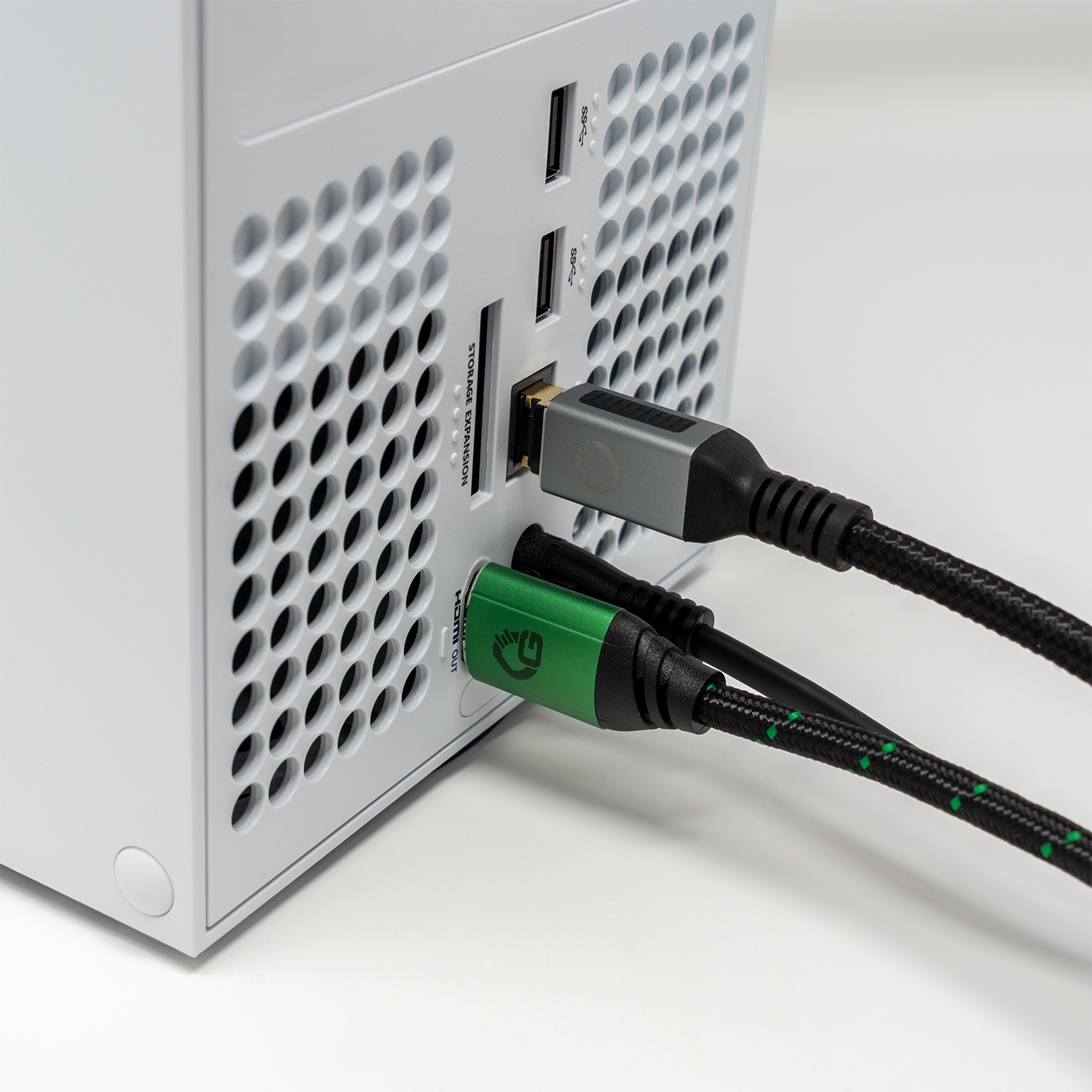 Ultra High Speed HDMI Kabel Oehlbach grün schwarz mit Aufschrift Ultra High Speed auf Stecker vor weißem Hintergrund