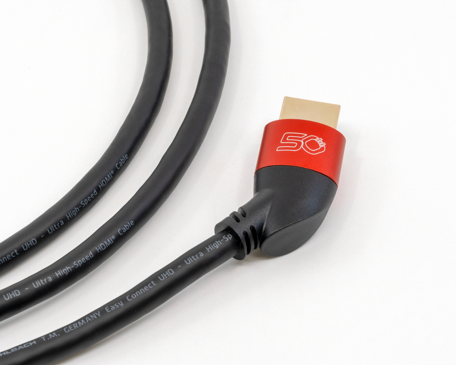 HDMI-Kabel mit Oehlbach-Logo und Aufschrift Ultra High Speed auf schwarzem Hintergrund Kabel zeigt nach rechts