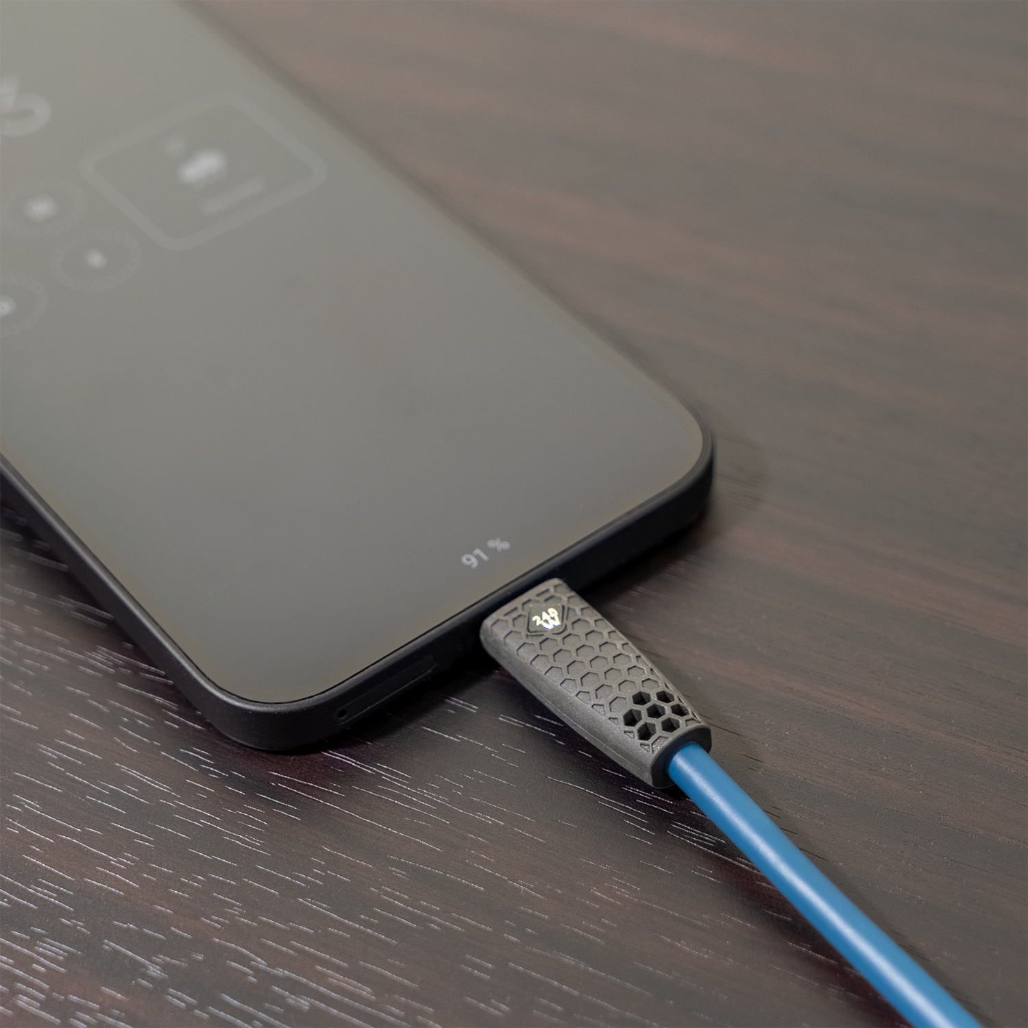 USB-C-Kabel mit Smartphone verbunden, Ladeanzeige zeigt 91 %