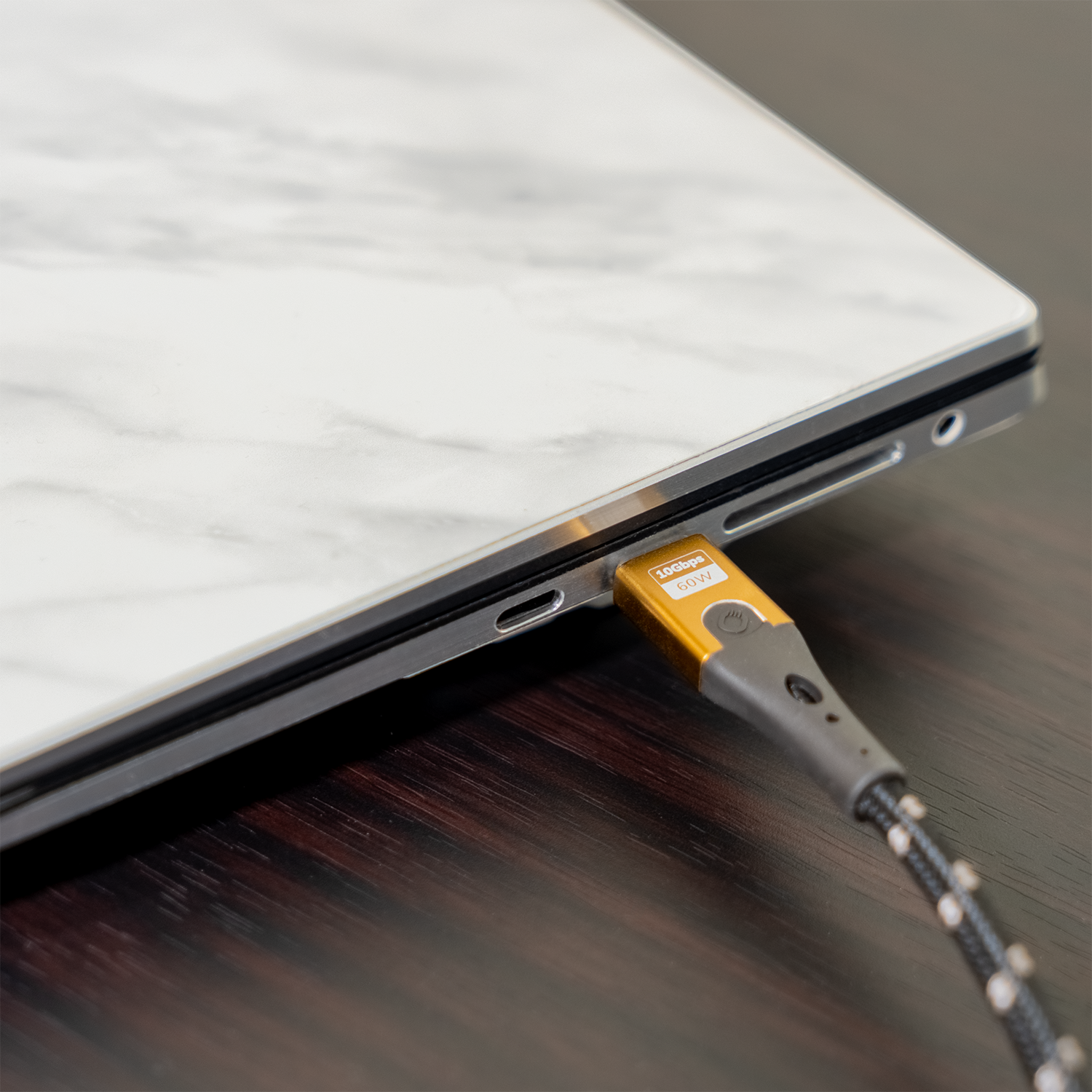 USB Typ A - Typ C Kabel Oehlbach schwarz mit goldenen Steckern auf weißem Hintergrund