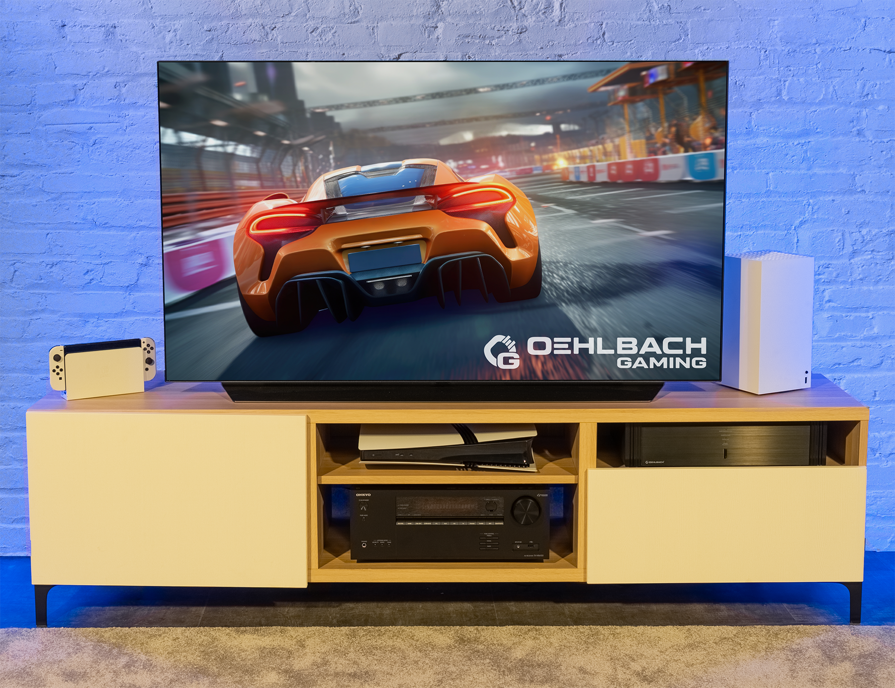 HDMI-Kabel mit Aufschrift Ultra High Speed Oehlbach New Game Blue Verpackung im Hintergrund Kabel links diagonal nach rechts