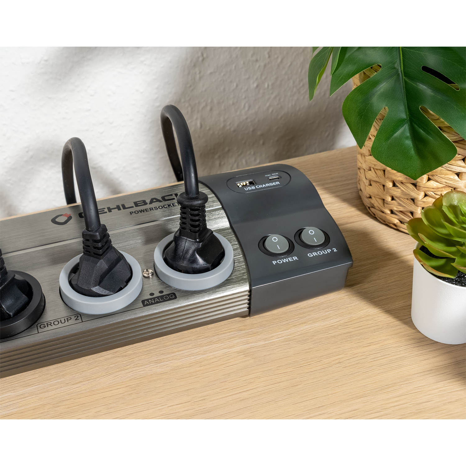 Schwarze HiFi-Netzleiste mit sechs Steckplätzen Oehlbach-Logo oben mittig Power-Schalter links daneben Filterungshinweis unten rechts