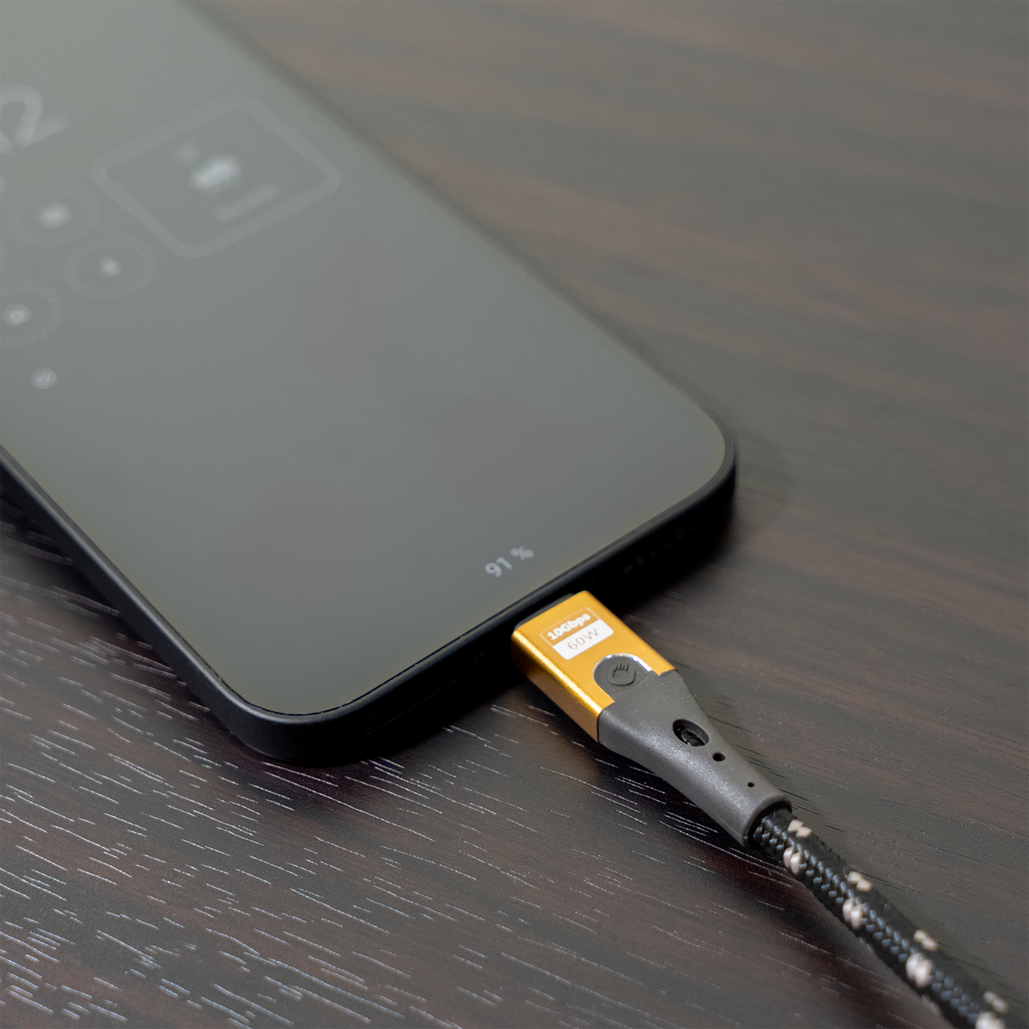 USB Typ A - Typ C Kabel schwarz mit Oehlbach Logo auf der Verpackung Hintergrund weiß Kabel diagonal im Bild