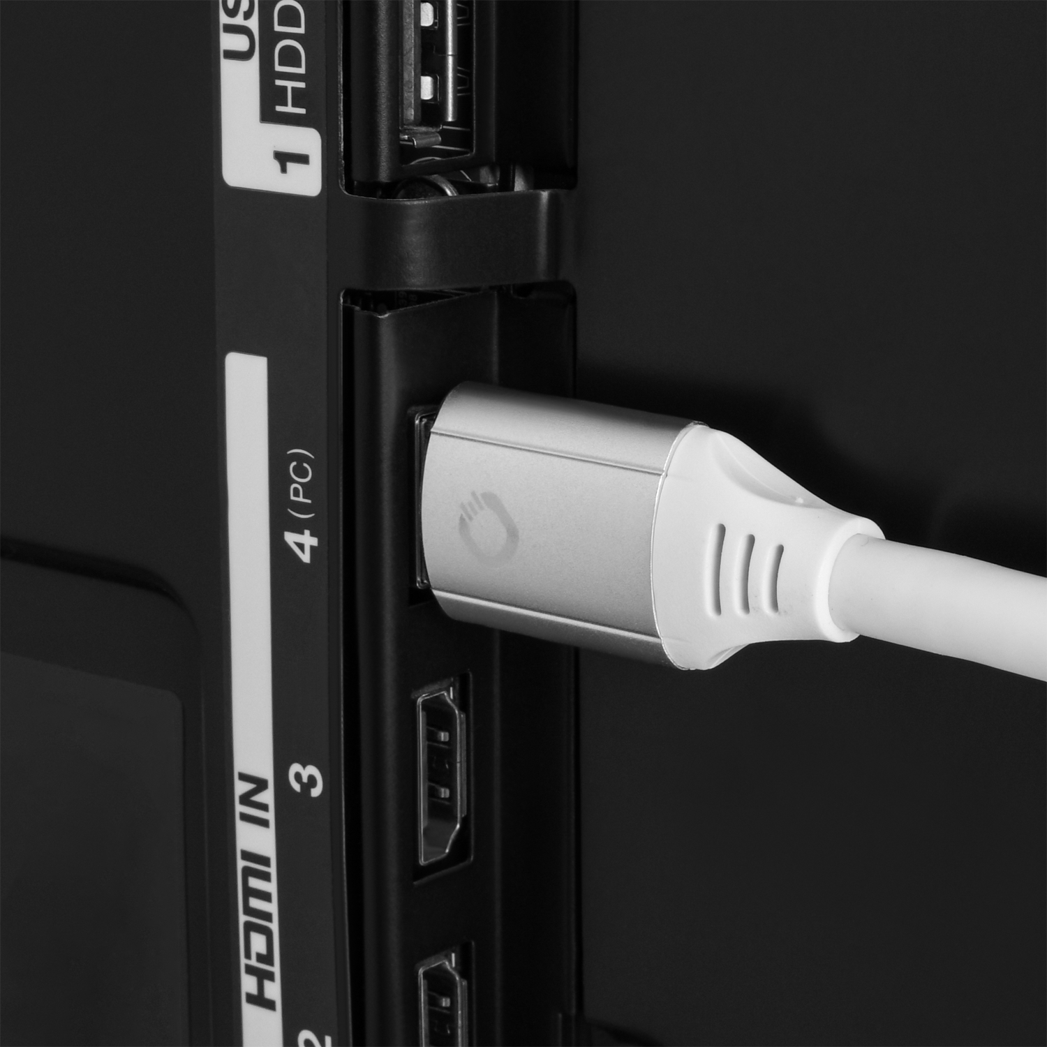 HDMI-Kabel mit Aufschrift Ultra High-Speed Schwarz Goldstecker auf weißem Hintergrund Oehlbach Text oben links
