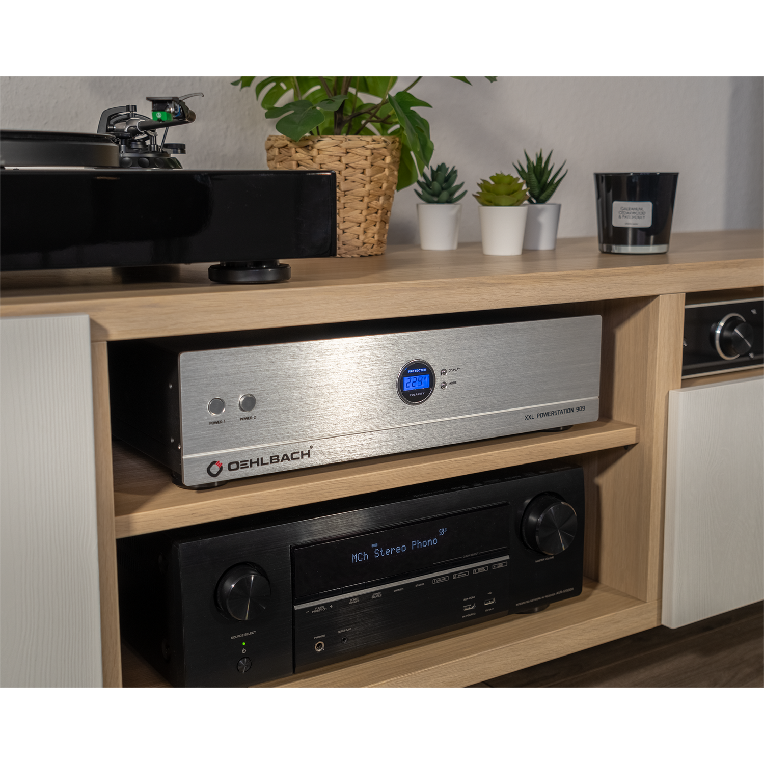 Oehlbach High-End Mehrfach-Steckdosenleiste mit Display links Stromfilter vorne schwarzes Gehäuse Kabel rechts