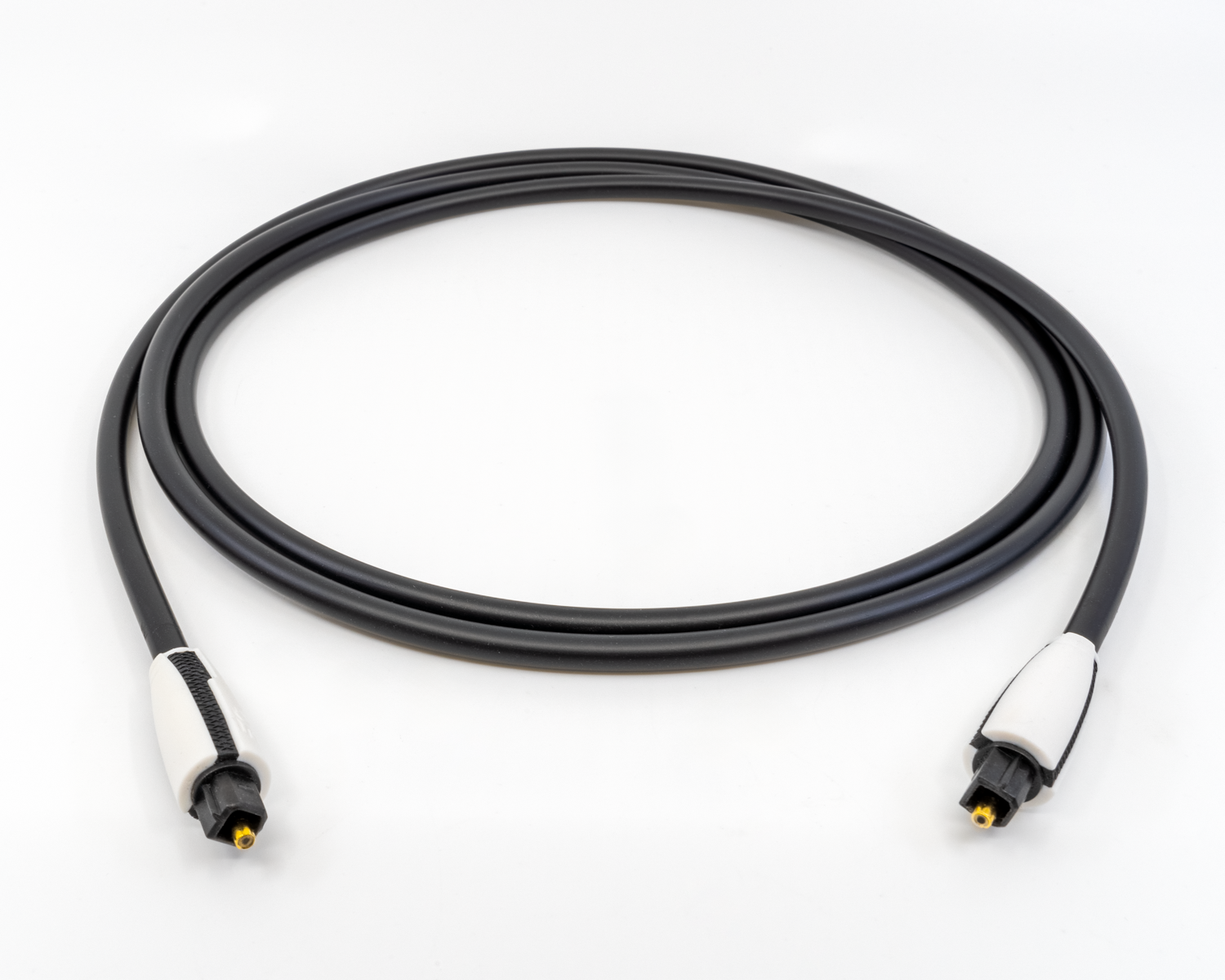 Optisches Audio-Digital Kabel Oehlbach schwarz mit goldfarbenen Steckern auf weißem Hintergrund