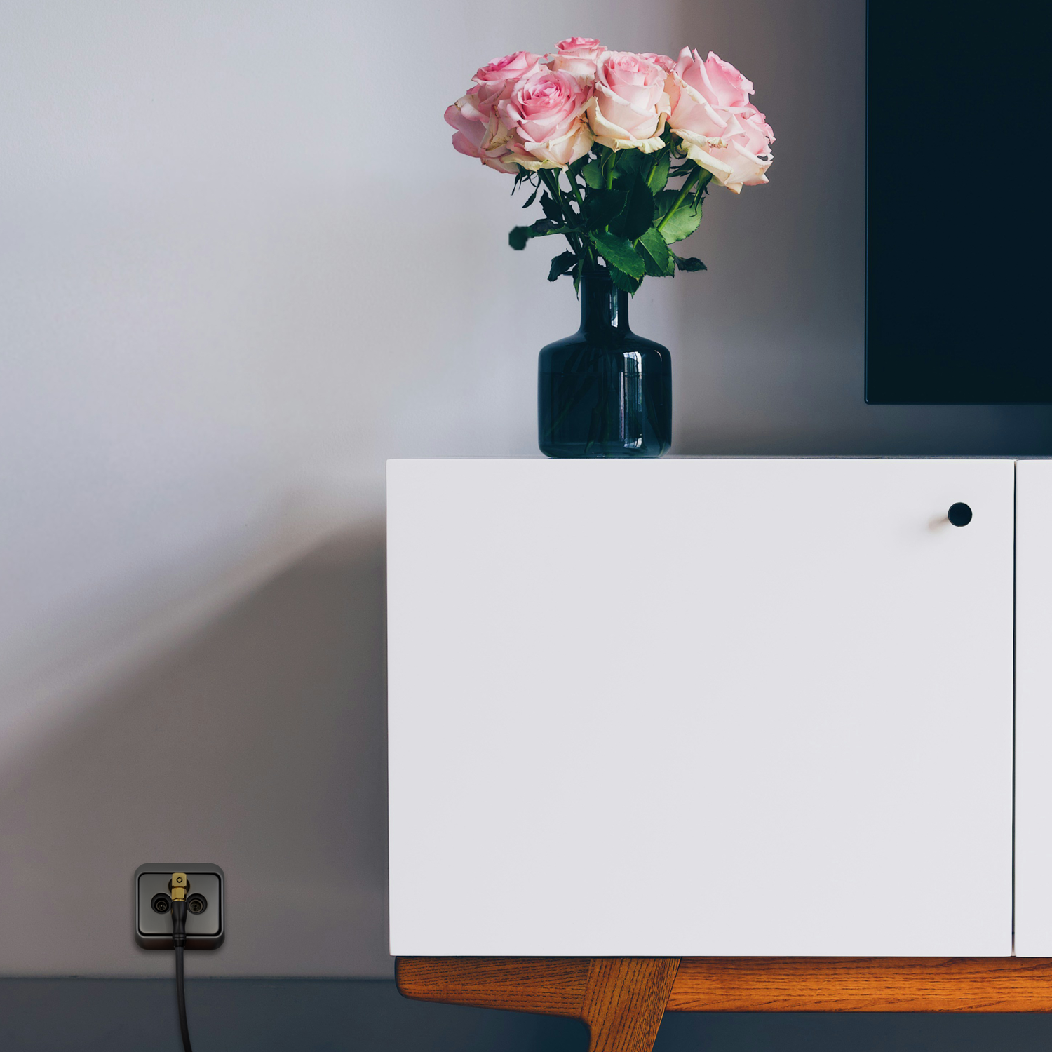 Antenna F-AD 90 Winkeladapter F-Stecker Winkeladapter F-Stecker für Oehlbach Produkt in L-Form aus Metall vor weißem Hintergrund