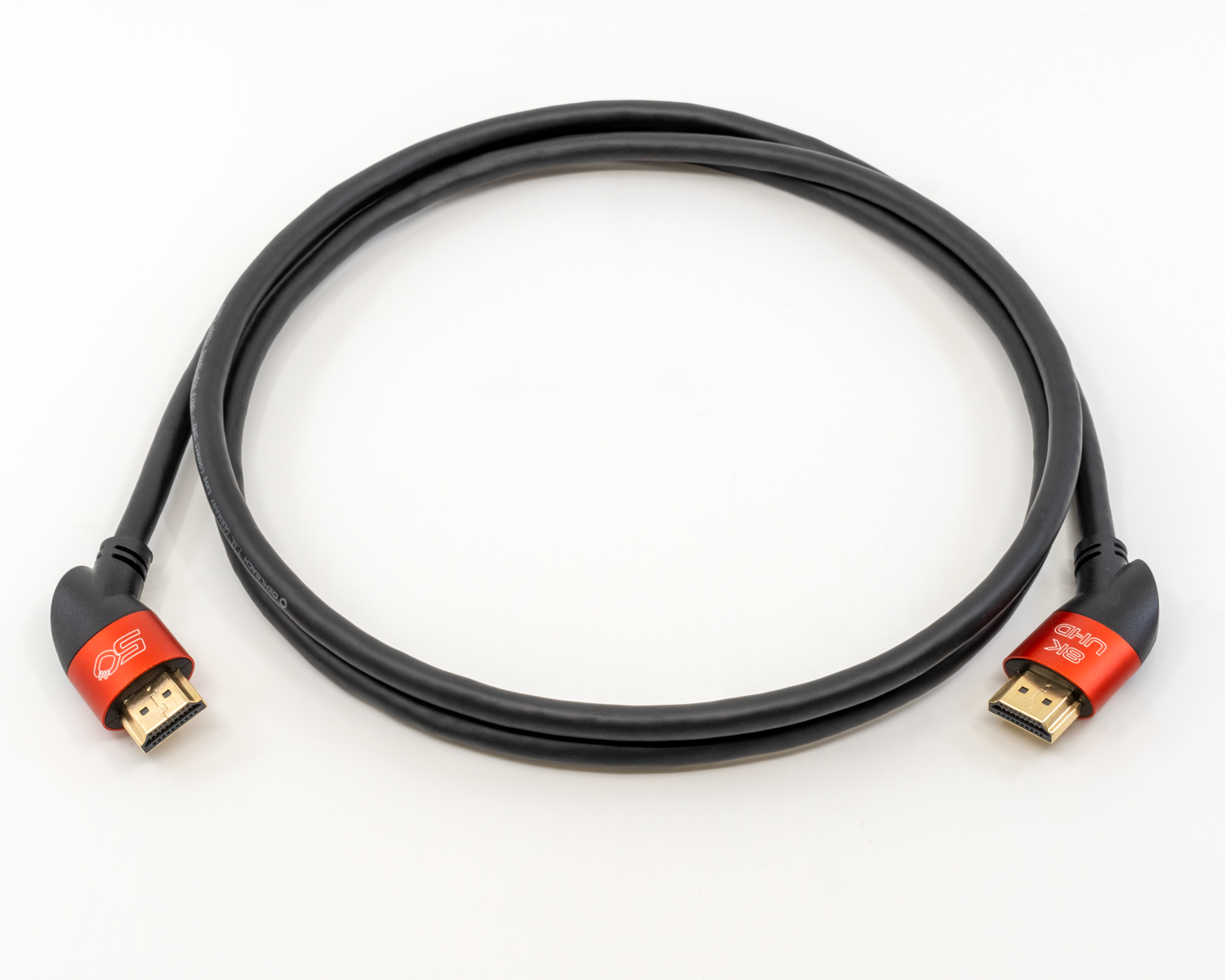 Ultra High Speed HDMI Kabel Oehlbach schwarz mit goldenen Anschlüssen Text Easy Connect 8K im Hintergrund auf weißem Untergrund