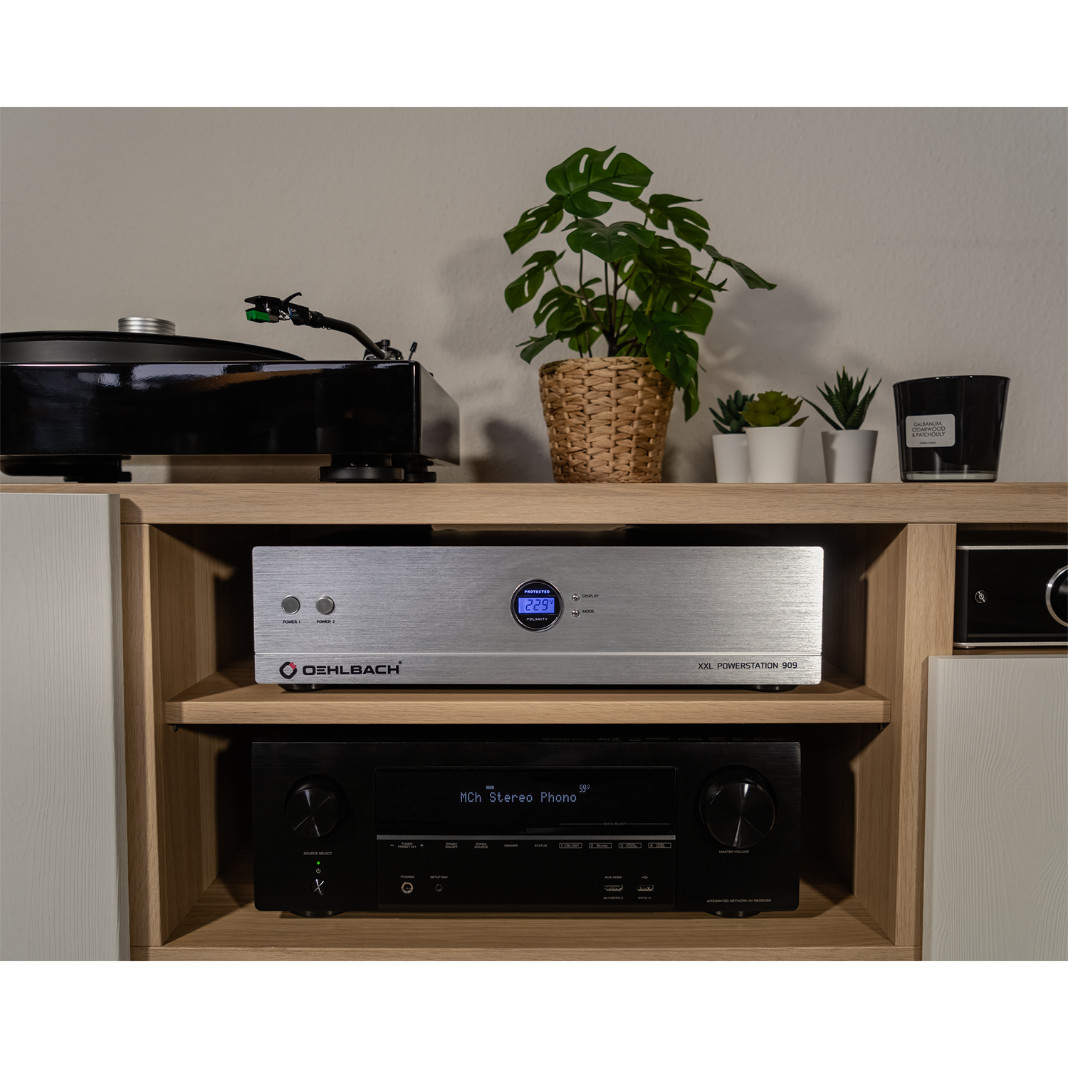 Powerstation 909 High-End Mehrfach-Steckdosenleiste mit Stromfilter und Display Schwarze Steckdosenleiste mit acht Steckplätzen Display vorne links Kabel rechts Oehlbach Logo oben links