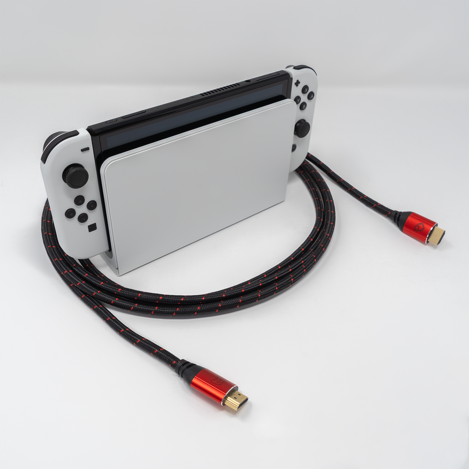 HDMI-Kabel mit Aufschrift Ultra High Speed Oehlbach schwarzes Kabel mit roten Steckern auf grauem Hintergrund