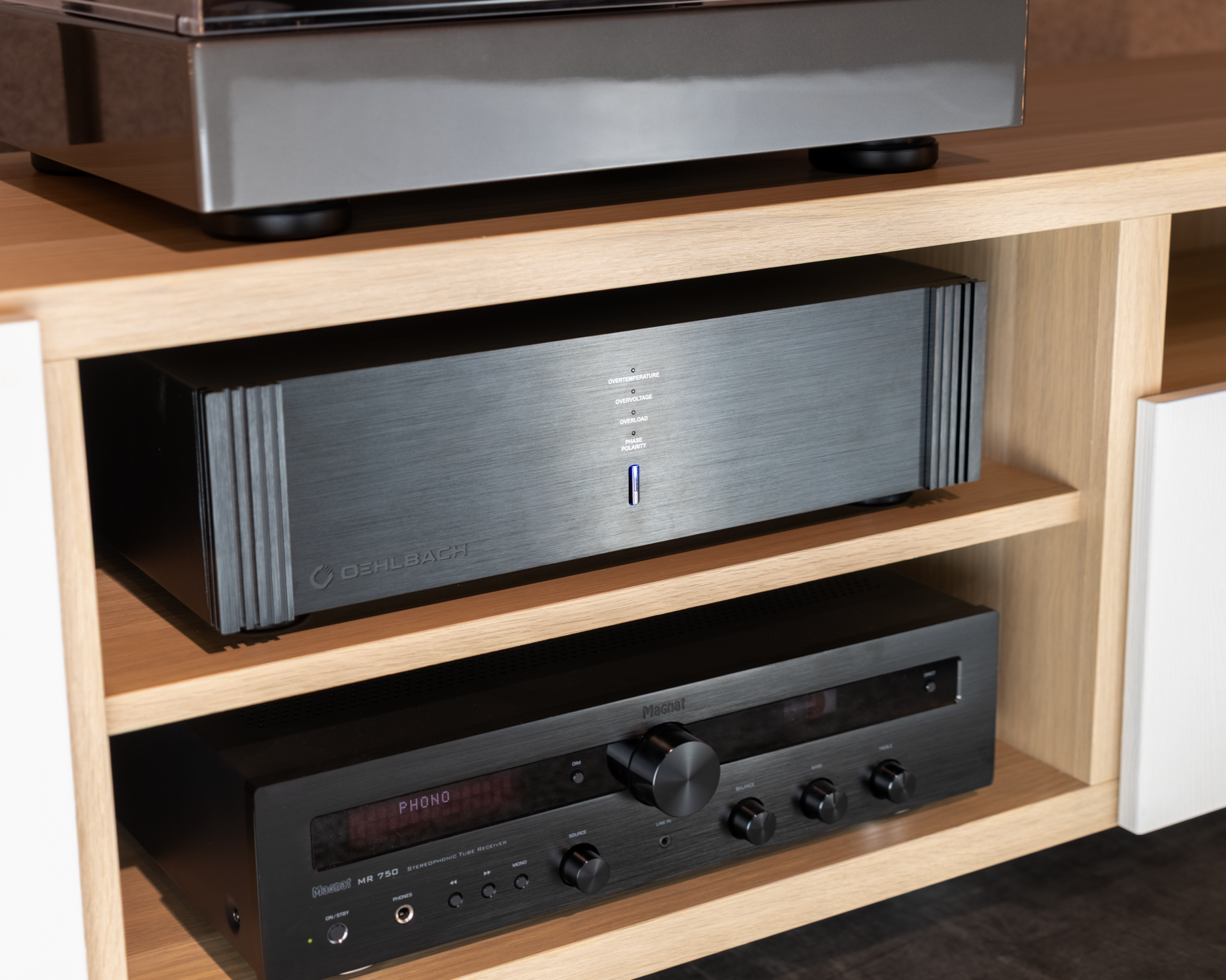 Oehlbach-Gerät mittig im Regal unter Plattenspieler, darunter schwarzer Verstärker