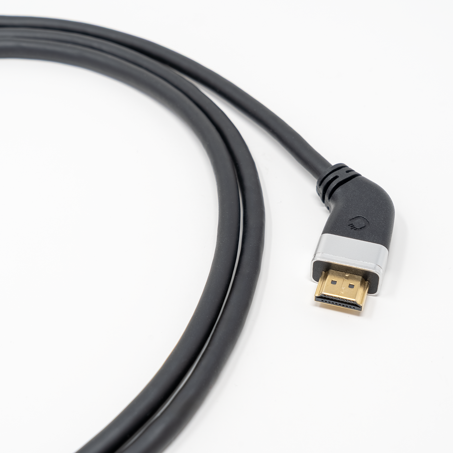 8K Ultra-High-Speed-HDMI-Kabel Oehlbach auf grauem Hintergrund mit HDMI-Stecker links und Text Ultra High Speed HDMI Cable.