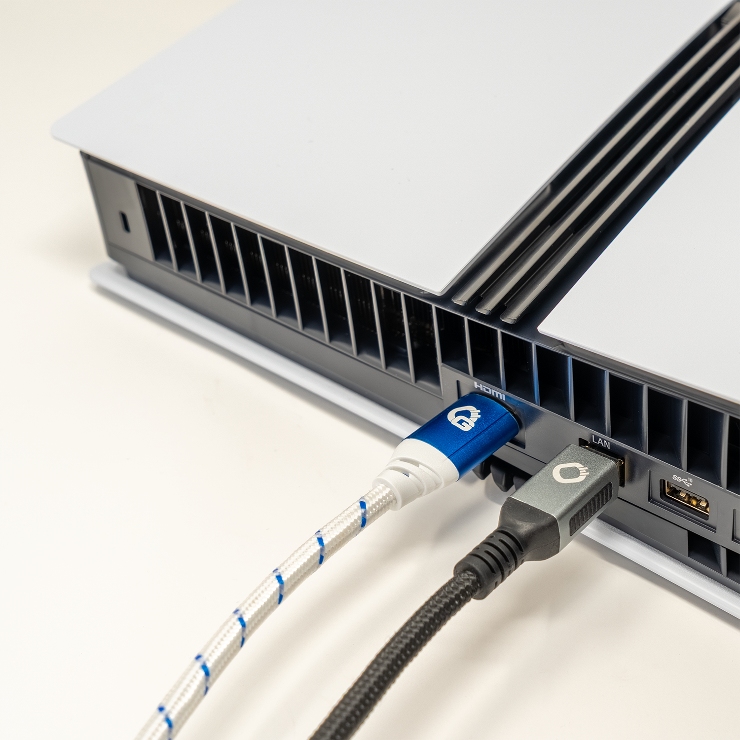 HDMI-Kabel mit Aufschrift Ultra High Speed blauer Hintergrund Oehlbach Logo oben links Kabel diagonal von unten links nach oben rechts