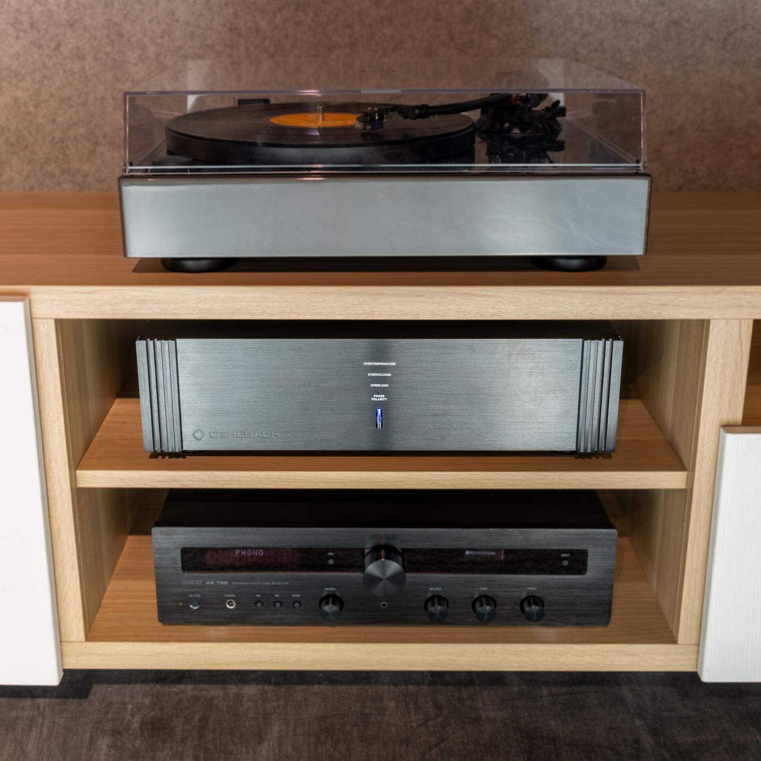 Oehlbach-Gerät mittig im Regal unter Plattenspieler, darunter schwarzer Verstärker