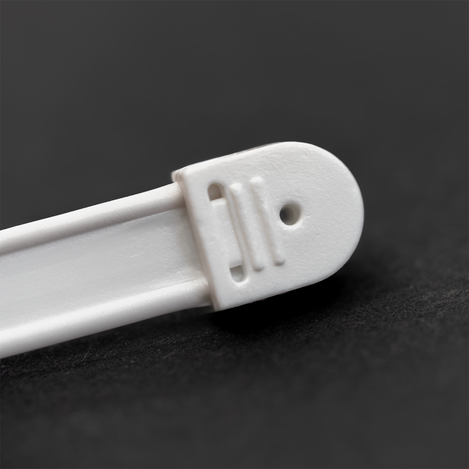 DAB+ FM Antenne mit 75 Ohm Quick F-Stecker Oehlbach Logo oben links schwarzes Kabel rechts Stecker vorne unten
