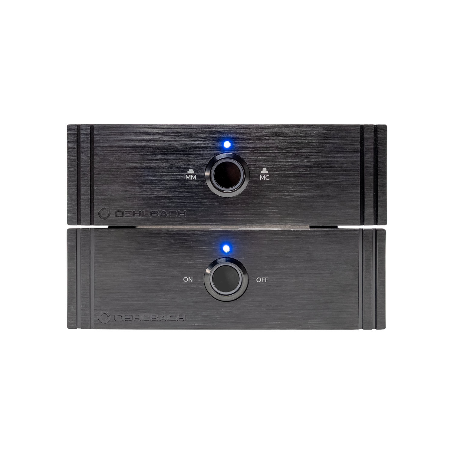 Frontansicht gestapelter Oehlbach-Geräte mit blauen LEDs und Bedientasten