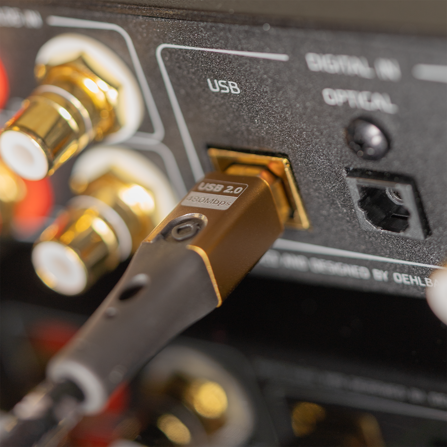 USB Typ C - Typ B Kabel vor weißem Hintergrund mit Oehlbach Logo oben links