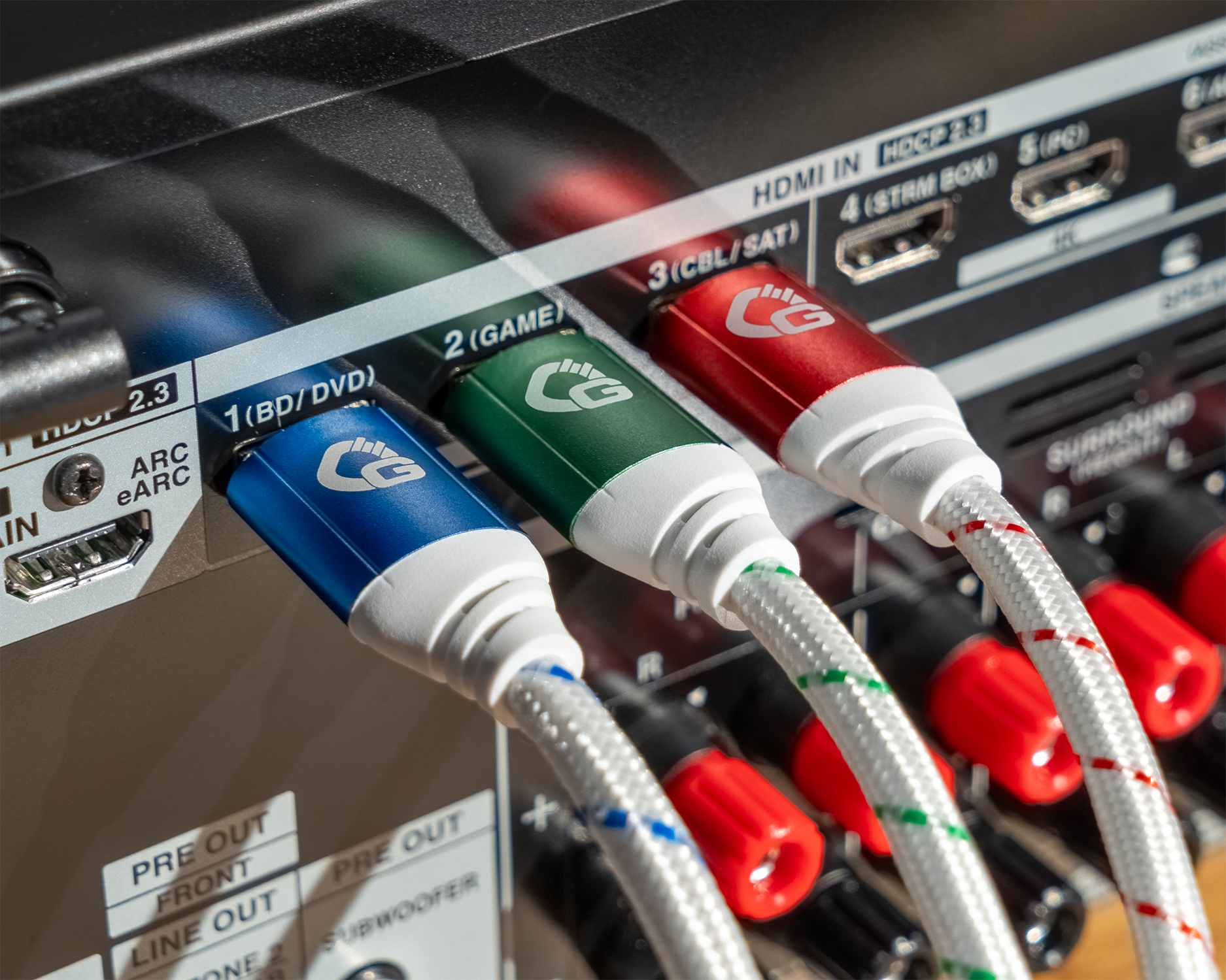 HDMI-Kabel mit Aufschrift Ultra High Speed Oehlbach schwarzer Stecker links silberner Stecker rechts weißer Hintergrund