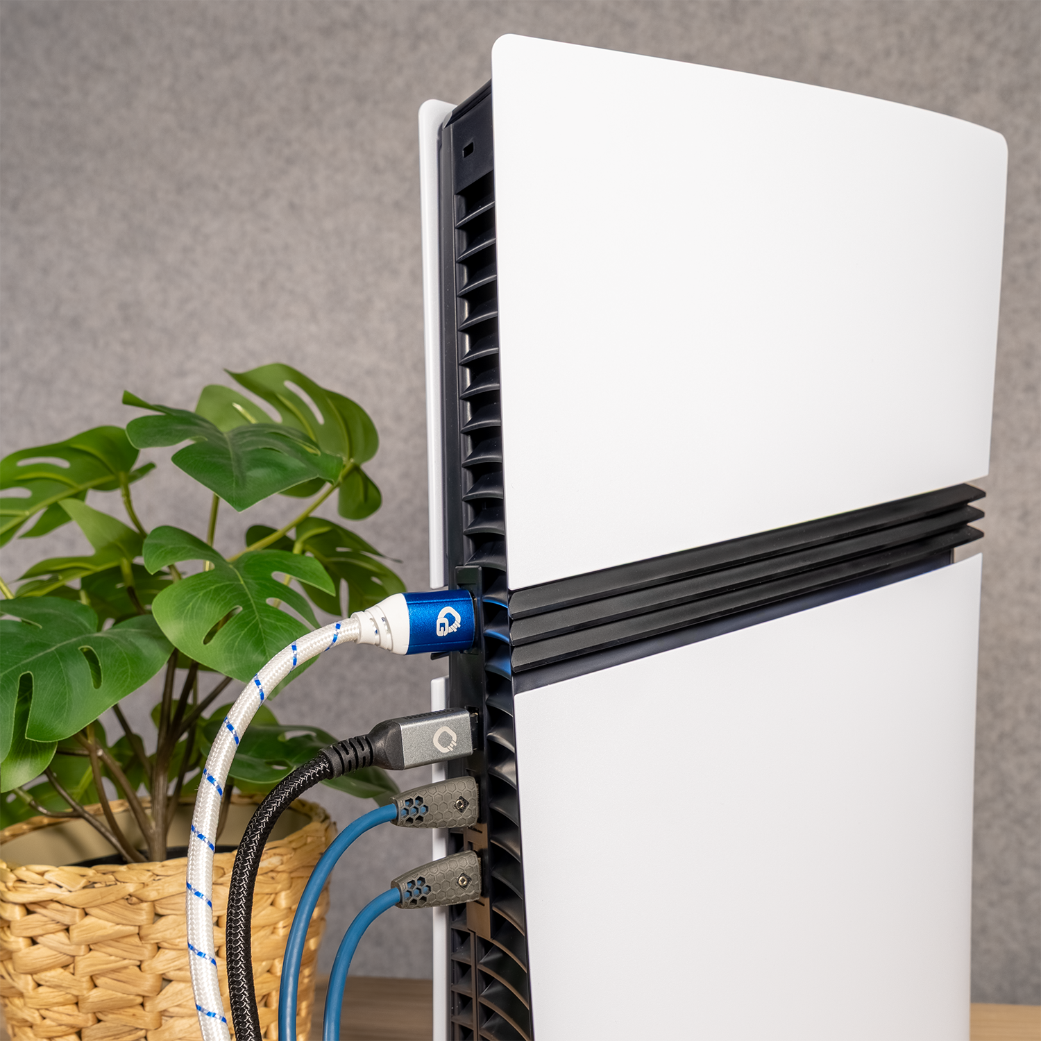 New Game Blue Ultra High Speed HDMI Kabel Ultra High Speed HDMI Kabel blau mit Aufschrift Oehlbach und Logo links Kabelstecker rechts auf weißem Hintergrund