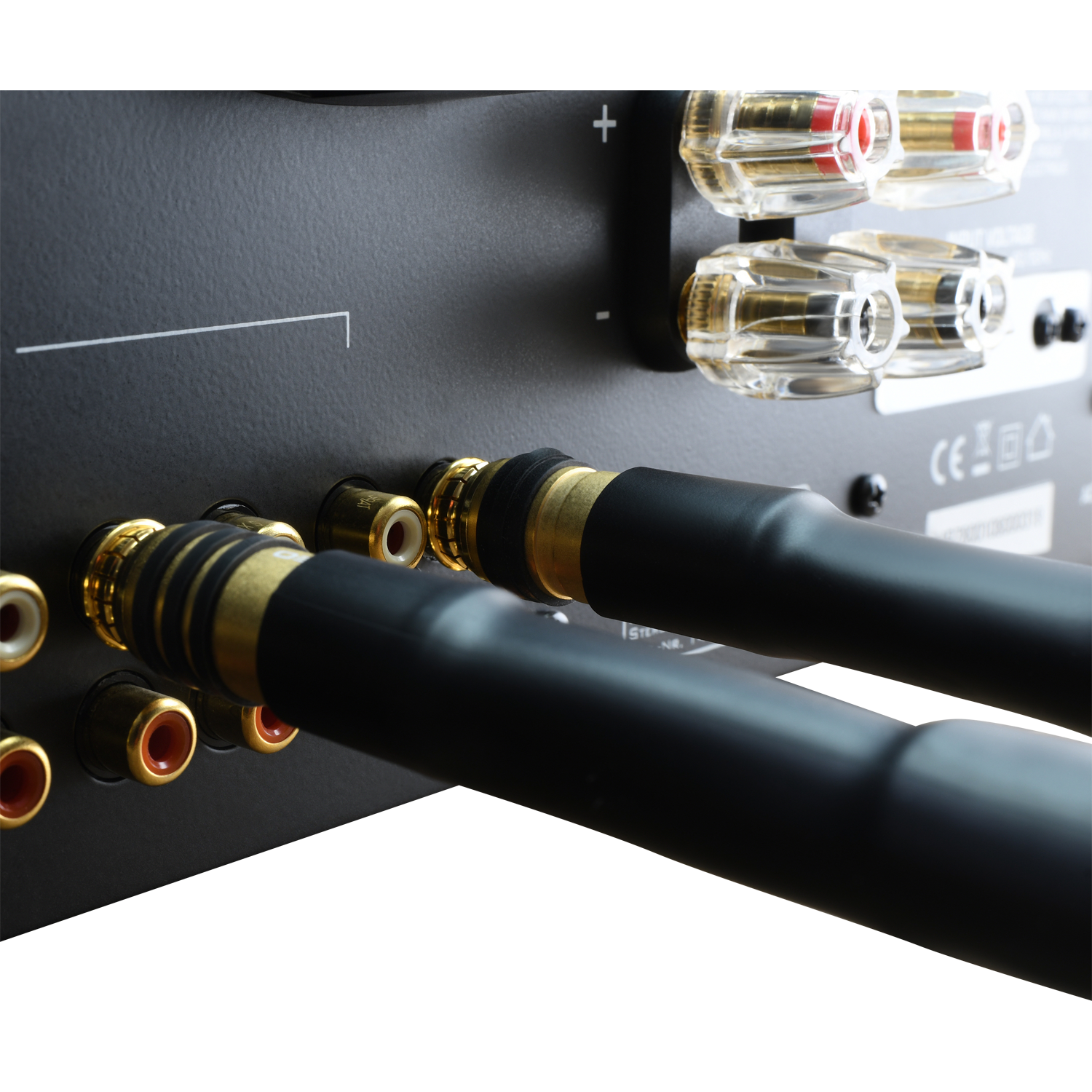 Symmetrisches High-End NF-Audio Cinch-Kabel mit goldenen Steckern und schwarzem Kabelmantel vor weißem Hintergrund