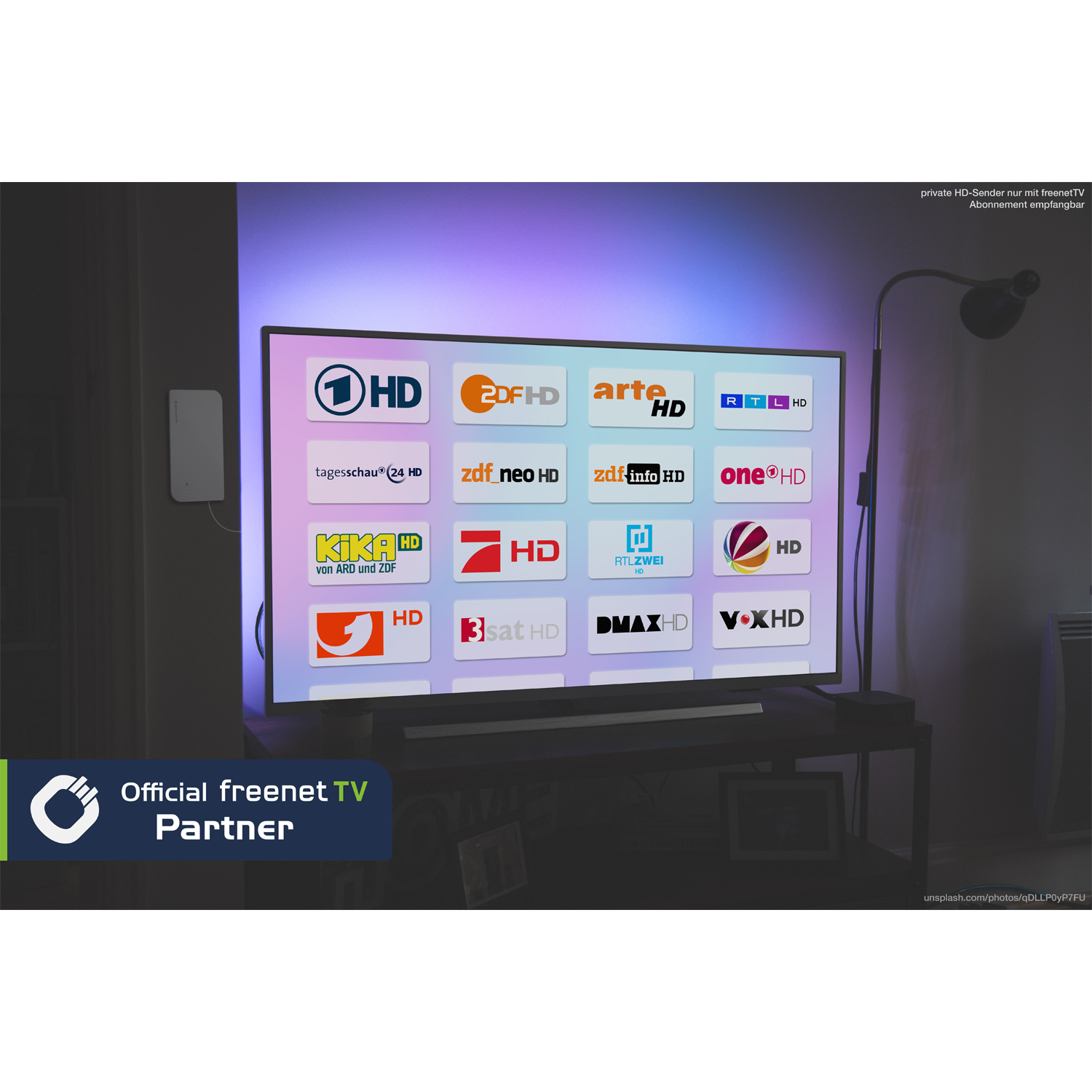Schwarze Zimmerantenne Oehlbach für DVB-T2 mit ovalem Standfuß und zentralem Empfangselement auf weißem Hintergrund
