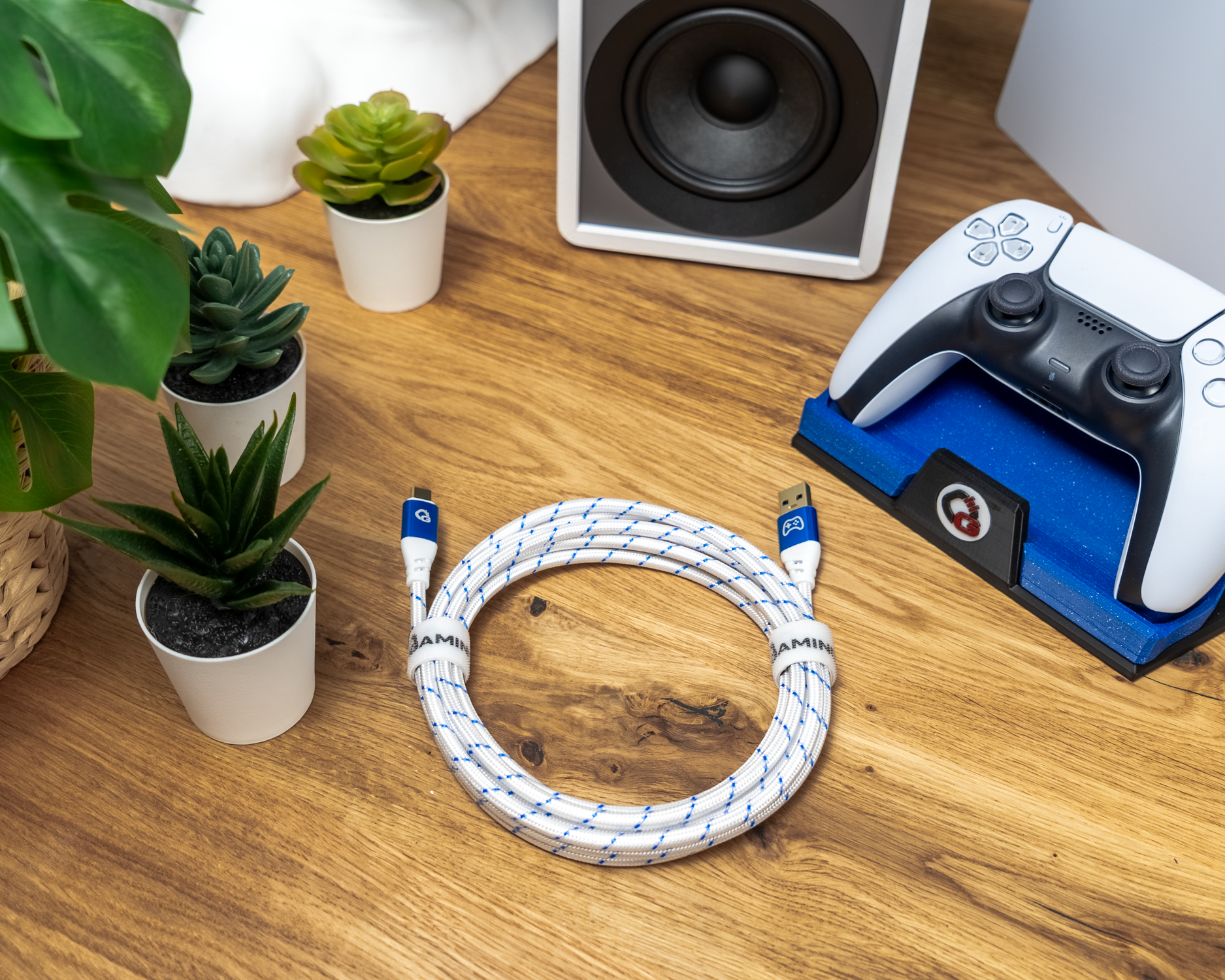 Aufgerolltes blau-weißes Kabel mit Gaming-Aufdruck auf Holztisch